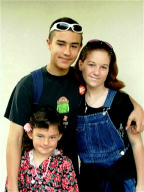 Daaron&Michele&Deanna.jpg (26263 bytes)